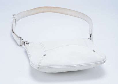 LONGCHAMP Longchamp white leather shoulder bag. 27 x 27 cm.