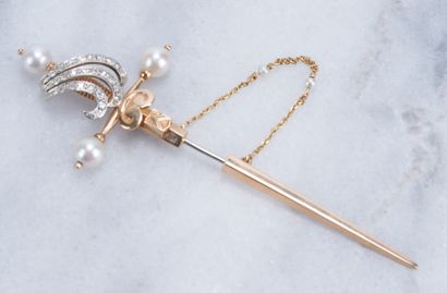 Bijou épée, or et diamant Gold and diamond sword brooch, gross weight: 6.92g.
