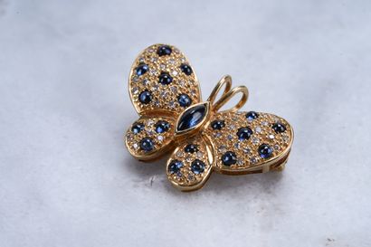 Broche en or, diamants et saphirs Butterfly brooch in 18K gold, set with diamonds...