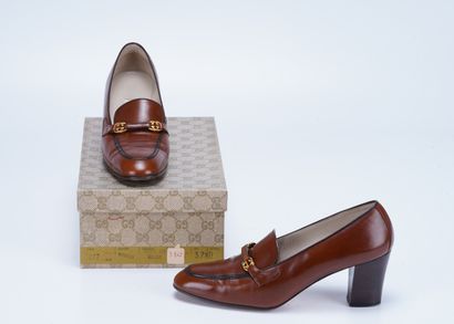 Gucci Brown leather heels with gold logo. 37. Box and packaging.