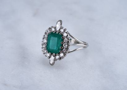 Bague or blanc, émeraude et diamants 18K white gold ring set with a central emerald...