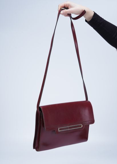 DELVAUX Delvaux burgundy bag, leather and brass. 21 x 28 cm. Delvaux mirror and ...