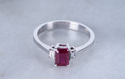 Bague, or, rubis, diamants Ring in 18ct white gold set with a natural ruby +- 0.70ct...