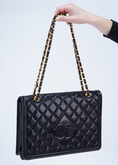 Chanel Chanel handbag in quilted leather, metal strap with crossed C logo. 20 x 28...