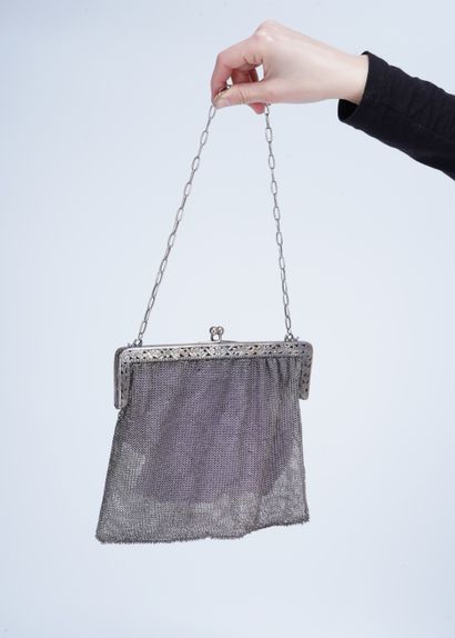 Sac "mailles" Mesh and chain handbag. 15 x 18 cm.