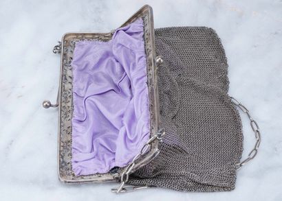 Sac "mailles" Mesh and chain handbag. 15 x 18 cm.
