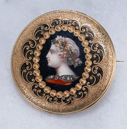 Broche peinte en or et diamants Chased gold painted brooch set with diamonds, gross...