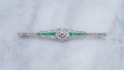 Broche en or, émeraudes et diamants Art Deco brooch in white gold, emeralds and diamonds,...