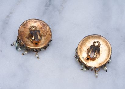Christian Dior (attribué à) Pair of clip earrings, gilded metal and small pearls...