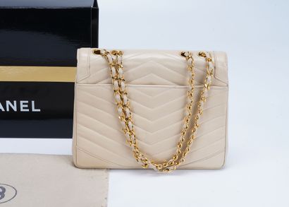 CHANEL Chanel handbag in cream quilted leather, closure decorated with crossed Cs....