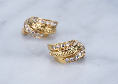 Boucles d’oreilles, or et diamants Pair of earrings in 18 ct gold and diamonds, 12g...