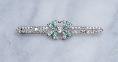Broche en or, émeraudes et diamants Art Deco brooch (ribbon) in white gold, set with...