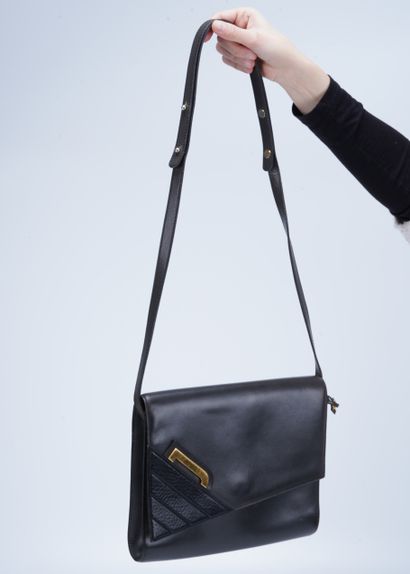 DELVAUX Delvaux leather bag, logo on flap, shoulder bag. 21 x 23.5 cm. With Delvaux...