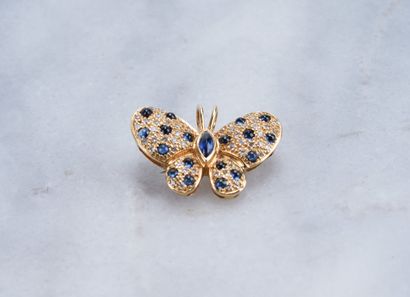 Broche en or, diamants et saphirs Butterfly brooch in 18K gold, set with diamonds...