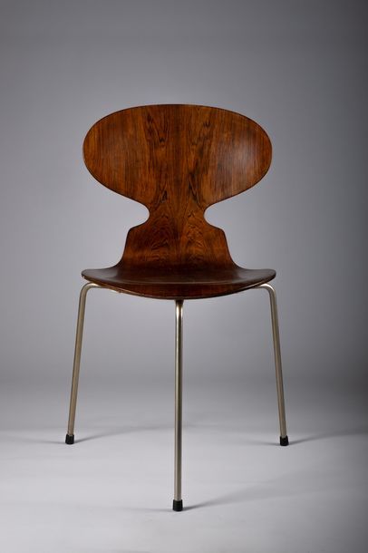 Arne Jacobsen pour Fritz Hansen, [Danemark, 1902-1971] Suite de 10 chaises "fourmi"...