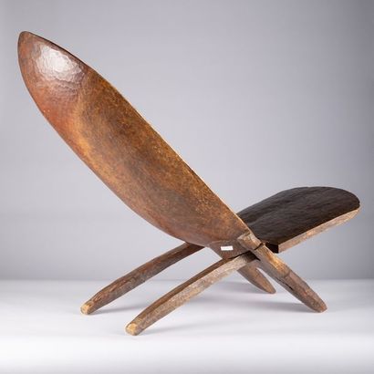Ethnie Senoufo, [Côte d’Ivoire, XXe] Réplique d'une chaise de palabre démontable.
Bois,...