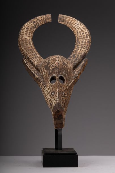 Bamana, [Mali, 1ère moitié XXe] Masque antilope.
Bois, 55cm.
Socle sur mesure.
Galerie...