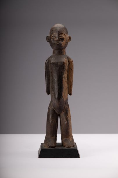 Lobi, [Burkina Faso, XXe] Statuette féminine.
Sculpture cultuelle, bois, 32,5 cm...