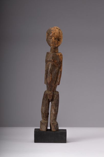 Lobi, [Burkina Faso, 2ème quart XXe] Statuette masculine.
Sculpture cultuelle, bois,...