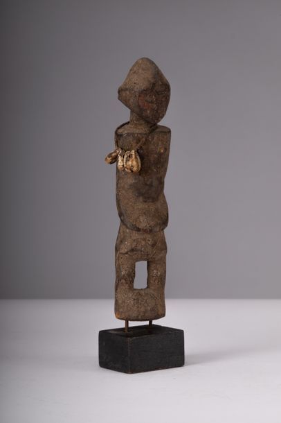 Nigéria, [Nigéria, fin XIX début XXe] Figurine de fertilité portant un collier de...