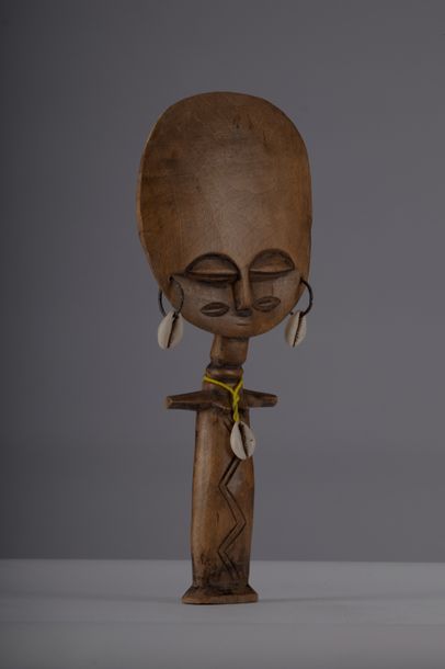 Ashanti, [Ghana, XXe] Dans le style de Akwaba (poupée de fertilité).
Sculpture, bois,...