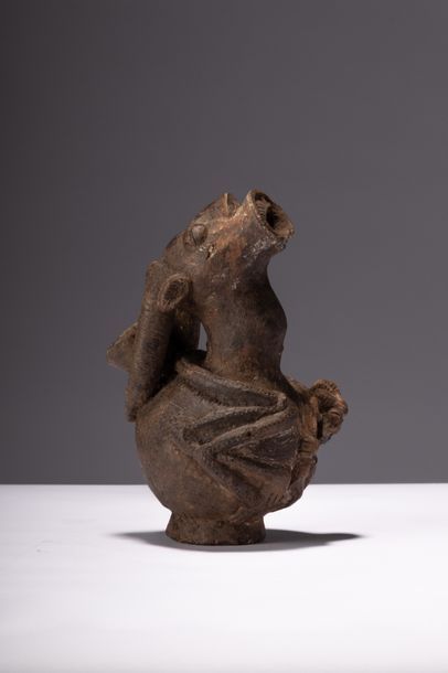 Bamun/Bamoun, [Cameroun, XXe] Pot figuratif dans le style Mambila.
Réf. Poteries...