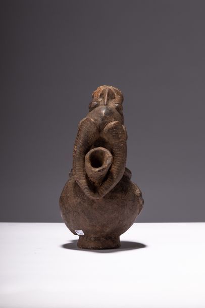 Bamun/Bamoun, [Cameroun, XXe] Pot figuratif dans le style Mambila.
Réf. Poteries...