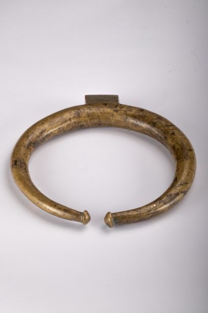 Teke, [Congo, XXe] Collier rituel, torque.
Laiton ciselé, poids 1,5 kg, 26 cm.
Ce...