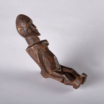 Lobi, [Congo, XXe] Petit personnage en position assise.
Bois, 14 cm.