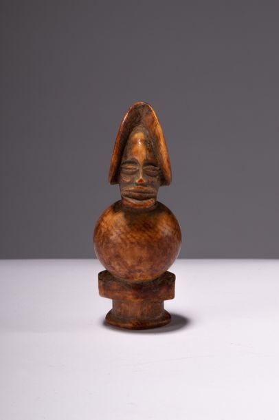 Tchokwe, [Congo, XXe] Sifflet anthropomorphe.
Ivoire (avant 1944), 9,5 cm.