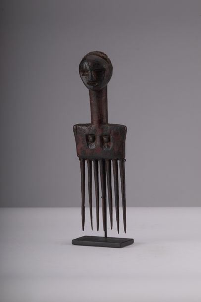 Luba, [Congo, début XXe] Peigne de prestige à figure féminine.
Bois, 23,5 cm.
Galerie...