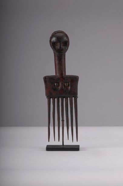 Luba, [Congo, début XXe] Peigne de prestige à figure féminine.
Bois, 23,5 cm.
Galerie...