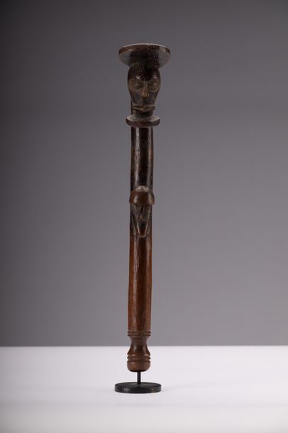 Chokwe, [Congo, première moitié du XXe] Manche d'herminette, représentant deux visages.
Bois,...