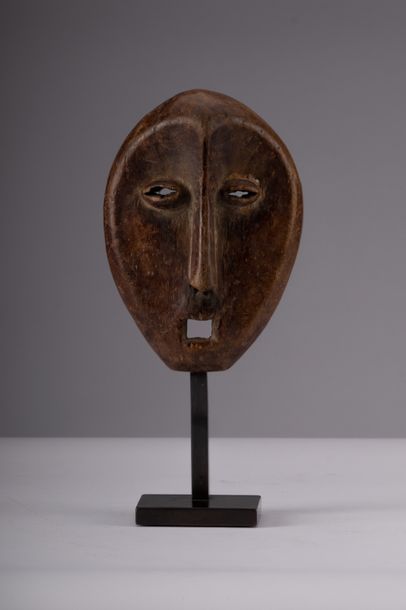 Lega, [Congo, première moitié du XXe] Masquette lukwagenko.
Sculpture rituelle, Bois,...
