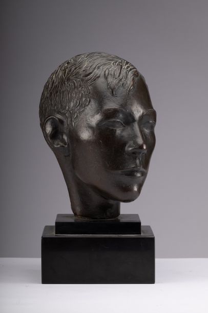 Charles Leplae, [Belgique, 1903 - 1961] Tête de jeune homme ou Henri, 1940.
Bronze...