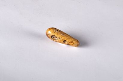 Lega, [Congo, XXe] Amulette à points cercle.
Os, 4,5 cm.