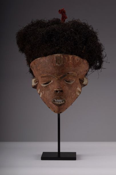 Pende, [Congo, début XXe] Masque Mbuya à grande coiffe en fibre naturelle, représentant...