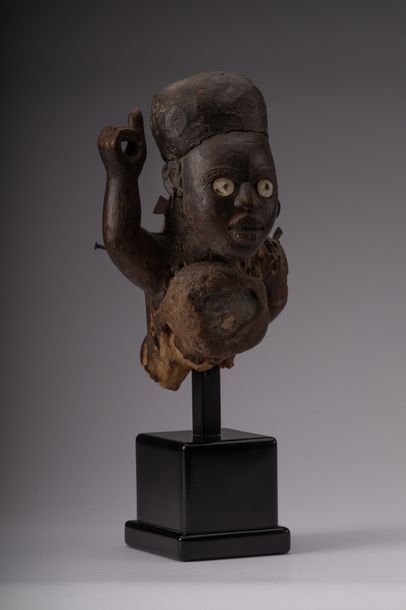 Bakongo, [Congo, fin XIXe - début XXe] Rare fragment de statue fétiche Nkisi.
Usage...