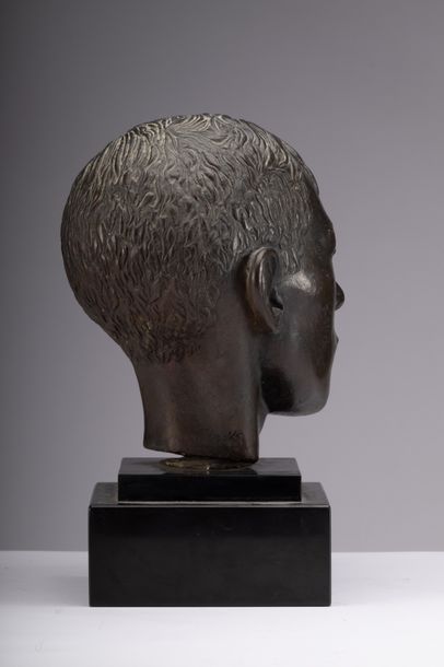 Charles Leplae, [Belgique, 1903 - 1961] Tête de jeune homme ou Henri, 1940.
Bronze...