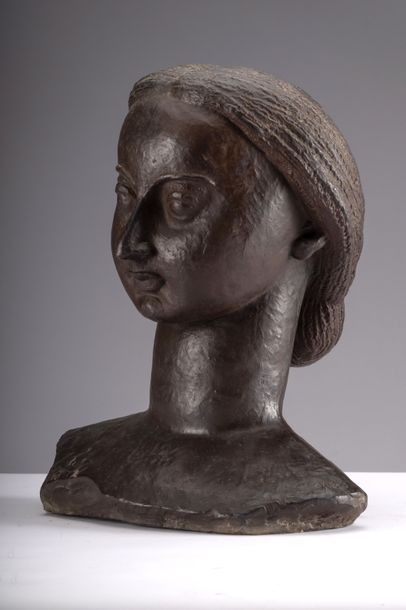 Oscar Jespers, [Belgique, 1887 - 1970] Buste de jeune femme, 1937.
Terre cuite vernissée...