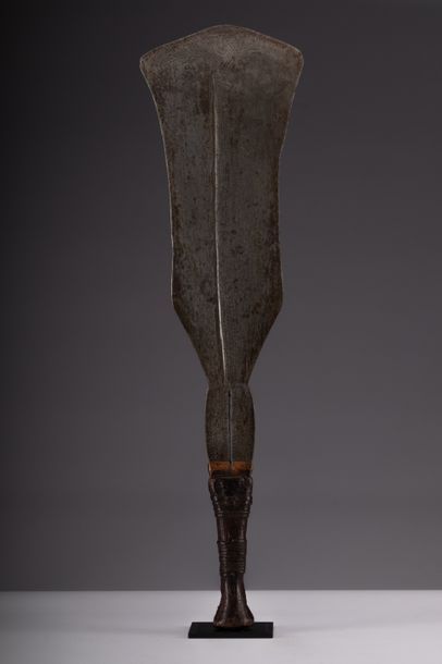 Ngbandi, [Congo] Grand couteau palette.
Bois, cuivre et fer forgé, 58 cm.