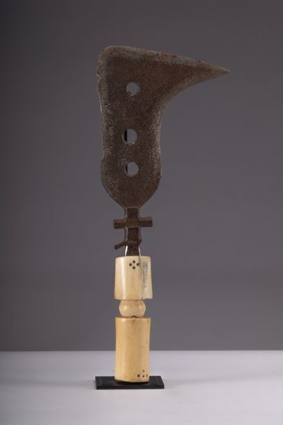 Mangbetu, [Congo] Couteau-faucille.
Ivoire ancien et fer forgé, 40 cm.
Collection...