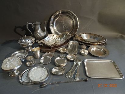 Lot en métal argenté comprenant : 


Un plat...