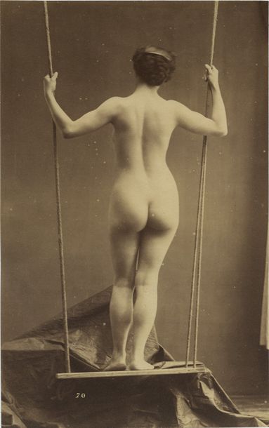 null [Photographe non identifié]. Études de nus, vers 1880, dont nus à la balançoire....