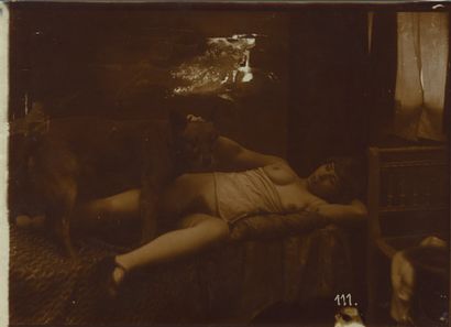 null [Photographe non identifié]. La Femme aux chiens, vers 1920. 7 épreuves sur...