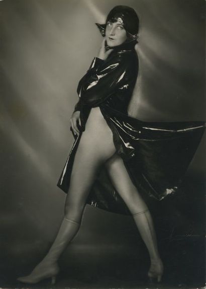 null MANASSE [Olga SOLARICS (1896 - 1969)] Études de nus, vers 1935. 3 épreuves argentiques...