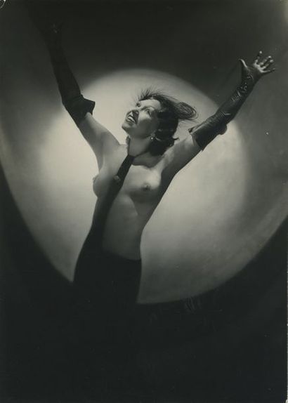 null MANASSE [Olga SOLARICS (1896 - 1969)] Études de nus, vers 1935. 3 épreuves argentiques...