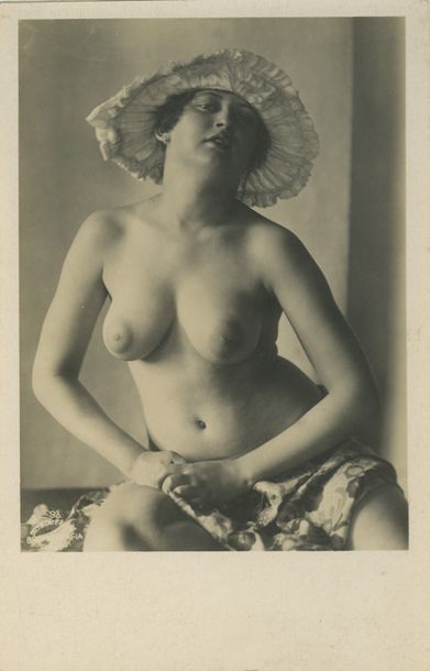 null Frantisek DRTIKOL (1883-1961). Femme au chapeau, vers 1935. Épreuve argentique...
