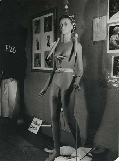 null Denise BELLON (1902-1999). Mannequin d’Yves TANGUY. Épreuve argentique d’époque,...