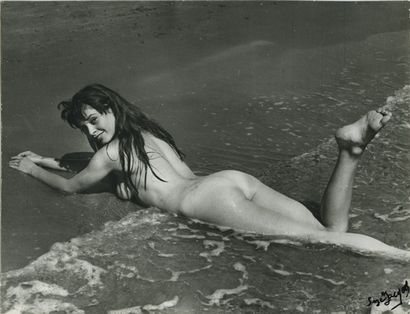 null Serge JACQUES (né vers 1926). Brigitte Bardot, nue sur la plage, 1956. Épreuve...
